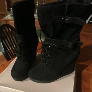 Bakers stylish & comfortable black wedges